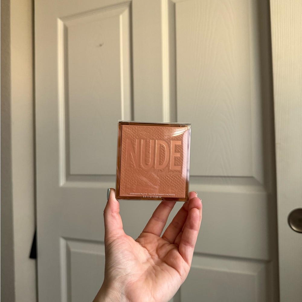 Huda Beauty Nude Medium Eyeshadow Palette